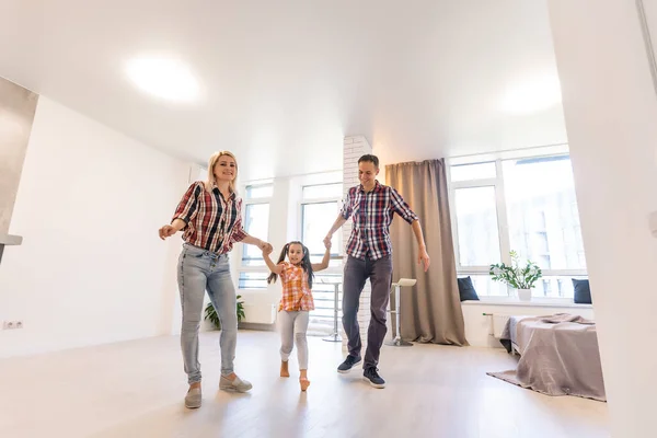 Famille Déménageant Dans Leur Nouvelle Maison — Photo