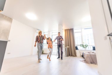 Taşındığı gün yeni evde mutlu bir aile.