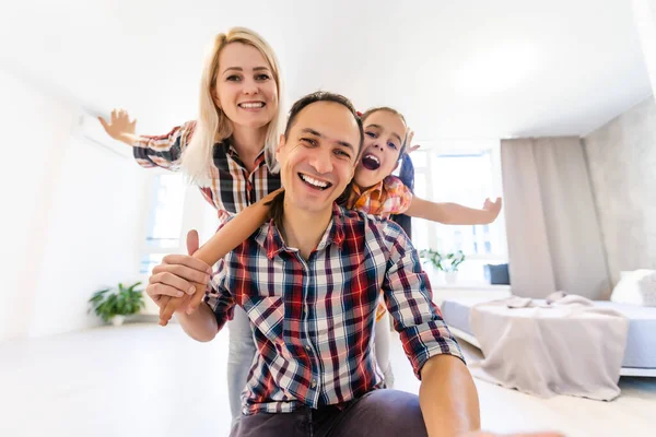 Begreppet Familj Glad Ung Familj Den Nya Lägenheten Dröm Och — Stockfoto