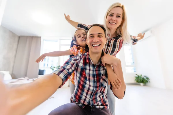 Lycklig Familj Nytt Hus Flyttdagen — Stockfoto