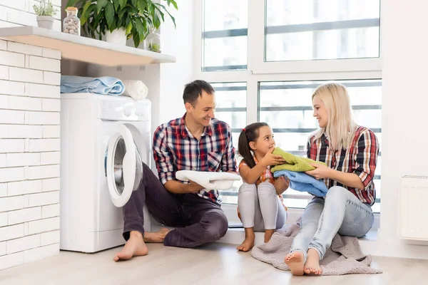 Image Happy Family Doing Laundry — Stock Photo, Image