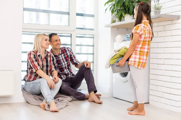 Image Happy Family Doing Laundry — Stock Photo, Image