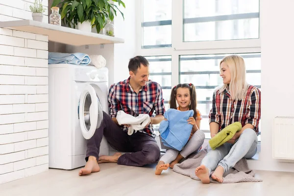 Ευτυχισμένη Οικογένεια Πλένει Ρούχα — Φωτογραφία Αρχείου