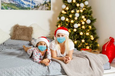 Koruyucu maskeli aile karantinaya alındı. Koronavirüslü normal bir hayat. Yaşam tarzı COVID-19. Karantina Virüsü Koruma Noeli