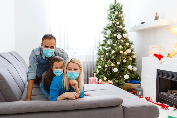 Koruyucu Maskeli Aile Karantinaya Alındı Koronavirüslü Normal Bir Hayat Yaşam — Stok fotoğraf