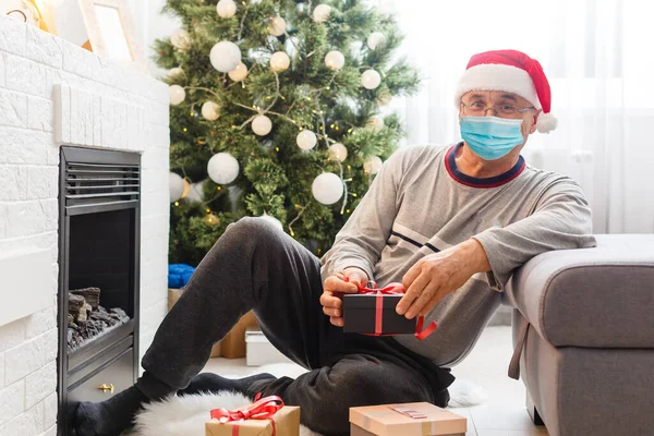 Tıbbi Maske Takan Noel Baba Şapkası Takan Bir Adam Portresi — Stok fotoğraf