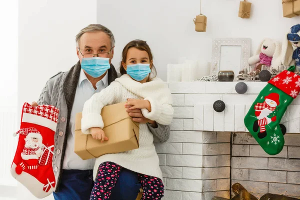 Koruyucu Maskeli Aile Karantinaya Alındı Koronavirüslü Normal Bir Hayat Yaşam — Stok fotoğraf