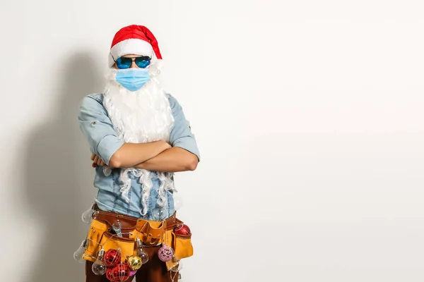 Nahaufnahme Foto Bärtigen Glücklichen Weihnachtsmann Tragen Medizinische Schutzmaske Normales Leben — Stockfoto