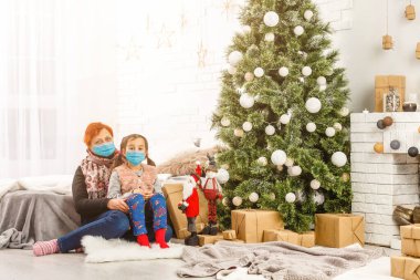 Koruyucu maskeli aile karantinaya alındı. Koronavirüslü normal bir hayat. Yaşam tarzı COVID-19. Karantina Virüsü Koruma Noeli