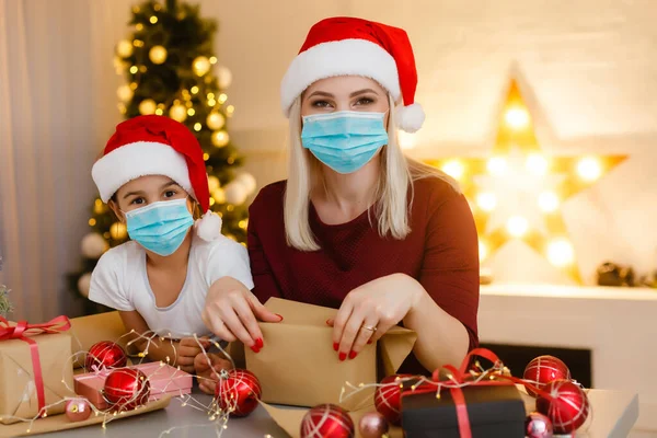 Tıp Maskeli Güzel Anne Kız Evlerinde Beyaz Bir Mekanda Noel — Stok fotoğraf