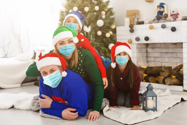Koruyucu Maskeli Aile Karantinaya Alındı Koronavirüslü Normal Bir Hayat Yaşam — Stok fotoğraf