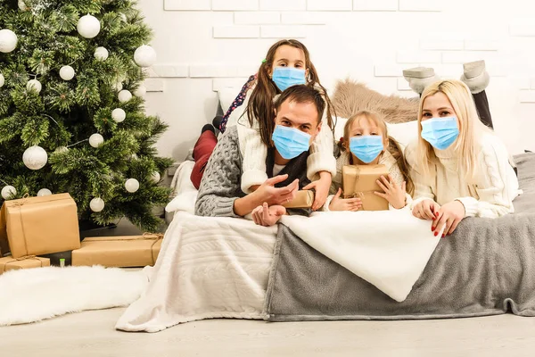 Koruyucu Maskeli Aile Karantinaya Alındı Koronavirüslü Normal Bir Hayat Yaşam — Stok fotoğraf