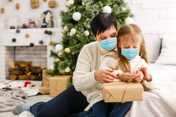 Tıp Maskeli Güzel Anne Kız Evlerinde Beyaz Bir Mekanda Noel — Stok fotoğraf