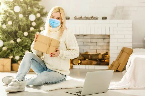 Mujer Con Una Máscara Médica Casa Navidad — Foto de Stock
