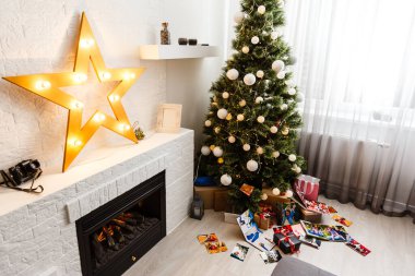 Noel ağacının yanında aile fotoğrafı albümü