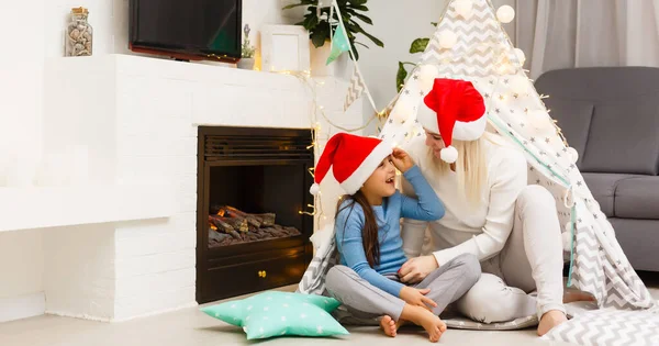 Anne Kızı Bir Çadırda Oturuyor Elinde Bir Noel Hediyesi Tutuyor — Stok fotoğraf