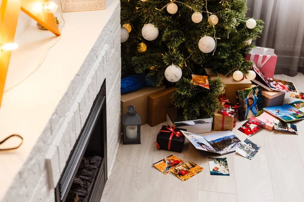 Noel Ağacının Yanında Şöminenin Önünde Kitap Okuyun — Stok fotoğraf