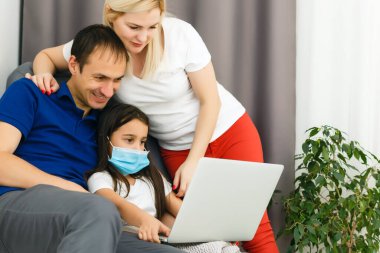 Ya evde çalış ya da Coronavirus Covid-19 salgınından uzak dur. Evde dizüstü bilgisayarla mutlu aile zamanı. Karantina.