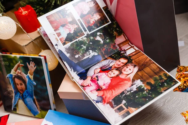 Reservar juntos cerca de árbol de Navidad en frente de la chimenea — Foto de Stock