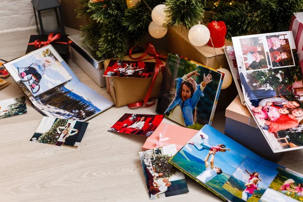 Újévet Ünnepelünk Photobook Képeket Nyári Utazás Karácsonyfa Alatt — Stock Fotó