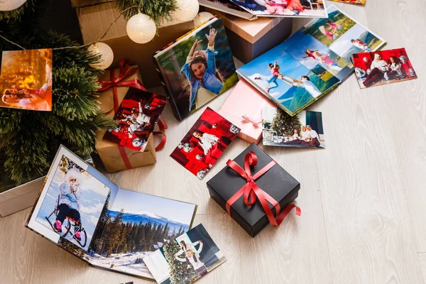 Álbum Fotos Familiares Cerca Del Árbol Navidad — Foto de Stock