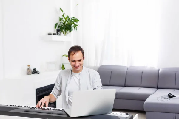 Man Learning Play Piano Online Computer Staying Home Concepts Self — Stock Photo, Image