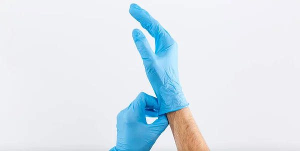 Dokter Doet Beschermende Handschoenen Aan Geïsoleerd Wit — Stockfoto