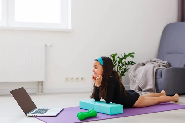 Niña Haciendo Ejercicio Yoga Gimnasio Con Grandes Ventanas Fondo — Foto de Stock