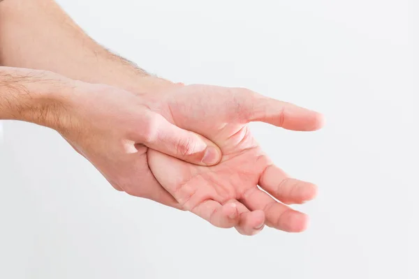 Man Met Pijnlijke Ontstoken Jicht Zijn Hand Rond Duim Gebied — Stockfoto