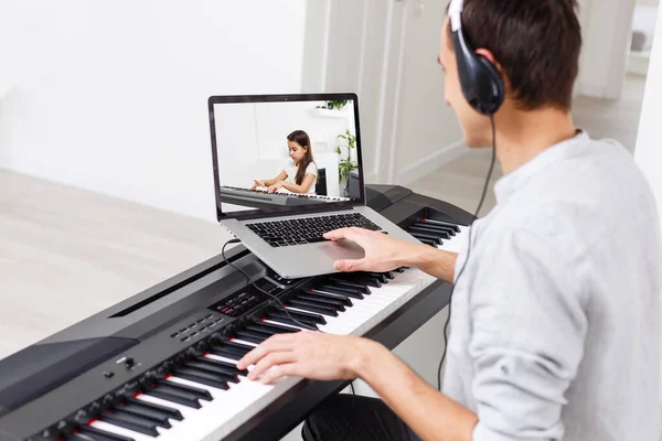 Man Learning Play Piano Online Computer Staying Home Concepts Self — Stock Photo, Image