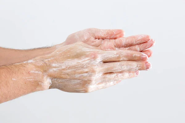 Sluiten Afbeelding Van Wassen Hand Tegen Witte Achtergrond — Stockfoto