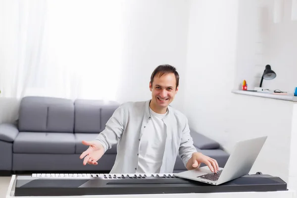 Uomo Che Impara Suonare Pianoforte Online Con Computer Che Sta — Foto Stock