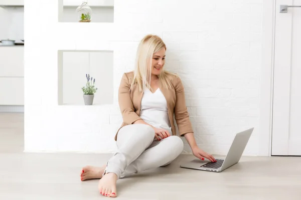 Kreatywne Miejsce Pracy Kobieta Pracująca Online Laptopie Domu — Zdjęcie stockowe