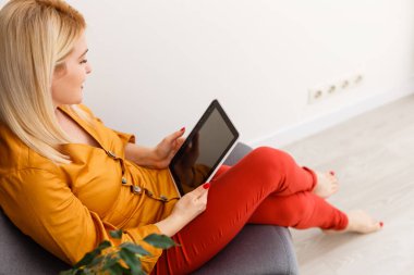 Bilgisayarda derslere katılan genç bir kız öğrencinin görüntüsü.