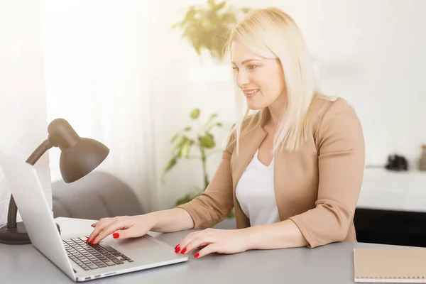 Portret Van Vrolijke Glimlachende Vrolijke Mooie Jonge Support Telefoon Operator — Stockfoto