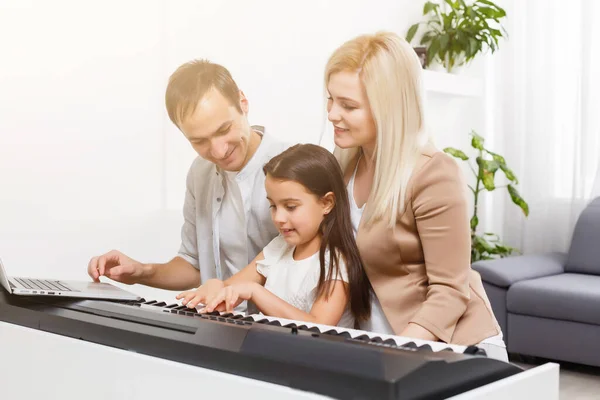 Famille Heureuse Mère Père Fille Jouant Piano Maison Concept Relation — Photo