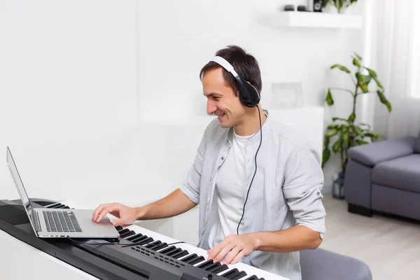 Man Learning Play Piano Online Computer Staying Home Concepts Self — Stock Photo, Image