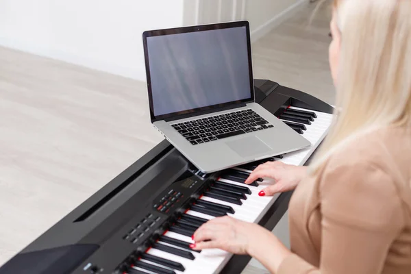 Woman Musician Playing Classic Digital Piano Home Online Class Home — Stock Photo, Image