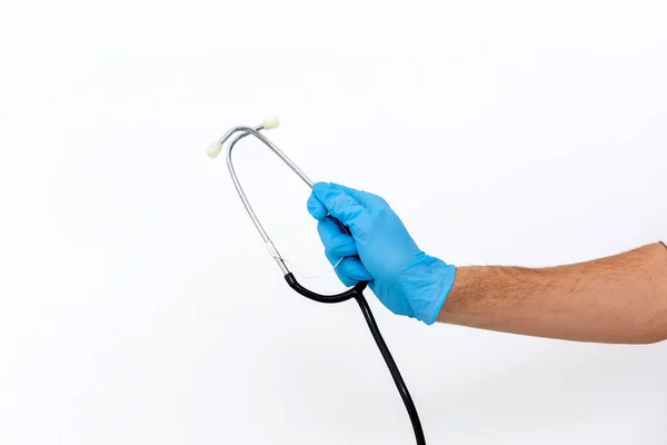 Nahaufnahme Der Arzthand Blau Sterilisiertem Handschuh Mit Stethoskop Vor Weißem — Stockfoto