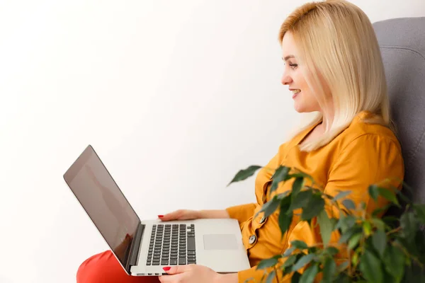 Joven Hermosa Mujer Sonriente Impresiones Ordenador Portátil Interior — Foto de Stock