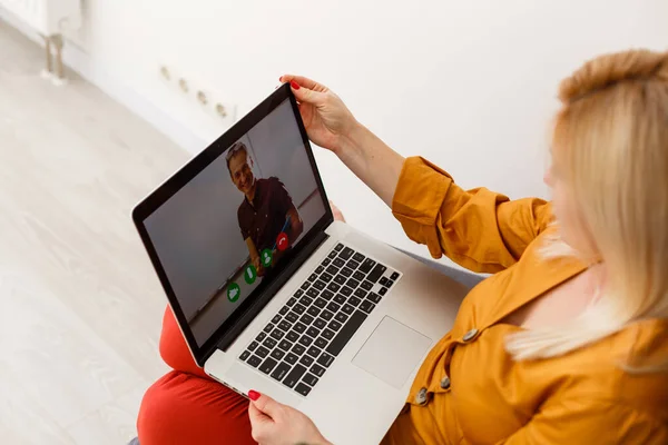 Mulher videoconferência com tutor em laptop em casa. Conceito de educação à distância. — Fotografia de Stock