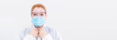 Korunmak için yine maske takan kadın gribi. Yüzeyin derinliği. Metnin için boşluk kopyala.