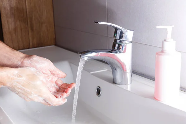 Mann Wäscht Hände Isoliert Über Weißem Hintergrund — Stockfoto