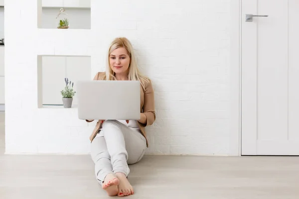 Commerce Frau Junge Frau Nutzt Computer Für Online Shopping Sitzt — Stockfoto