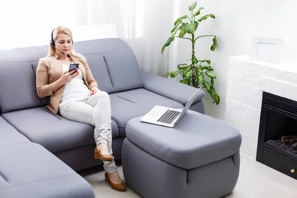 Affärskvinnans Hand Videokonferens Med Lycklig Läkare Smartphone — Stockfoto