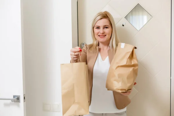 Kız Eve Bir Paket Yiyecekle Geldi Market Alışverişinden Eve Getirilen — Stok fotoğraf