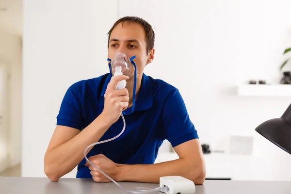 Portrait Jeune Homme Inhalant Par Masque Inhalateur — Photo
