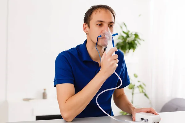 Ritratto Giovane Uomo Che Inspira Attraverso Maschera Inalatrice — Foto Stock