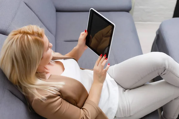 Jovem Estudante Bonita Usando Computador Tablet Enquanto Estuda Organiza Seu — Fotografia de Stock