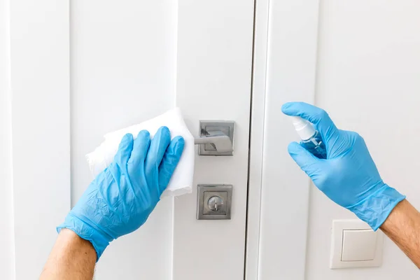 Mãos Luvas Proteção Uma Segura Pulverizador Com Séptico Outra Limpa — Fotografia de Stock